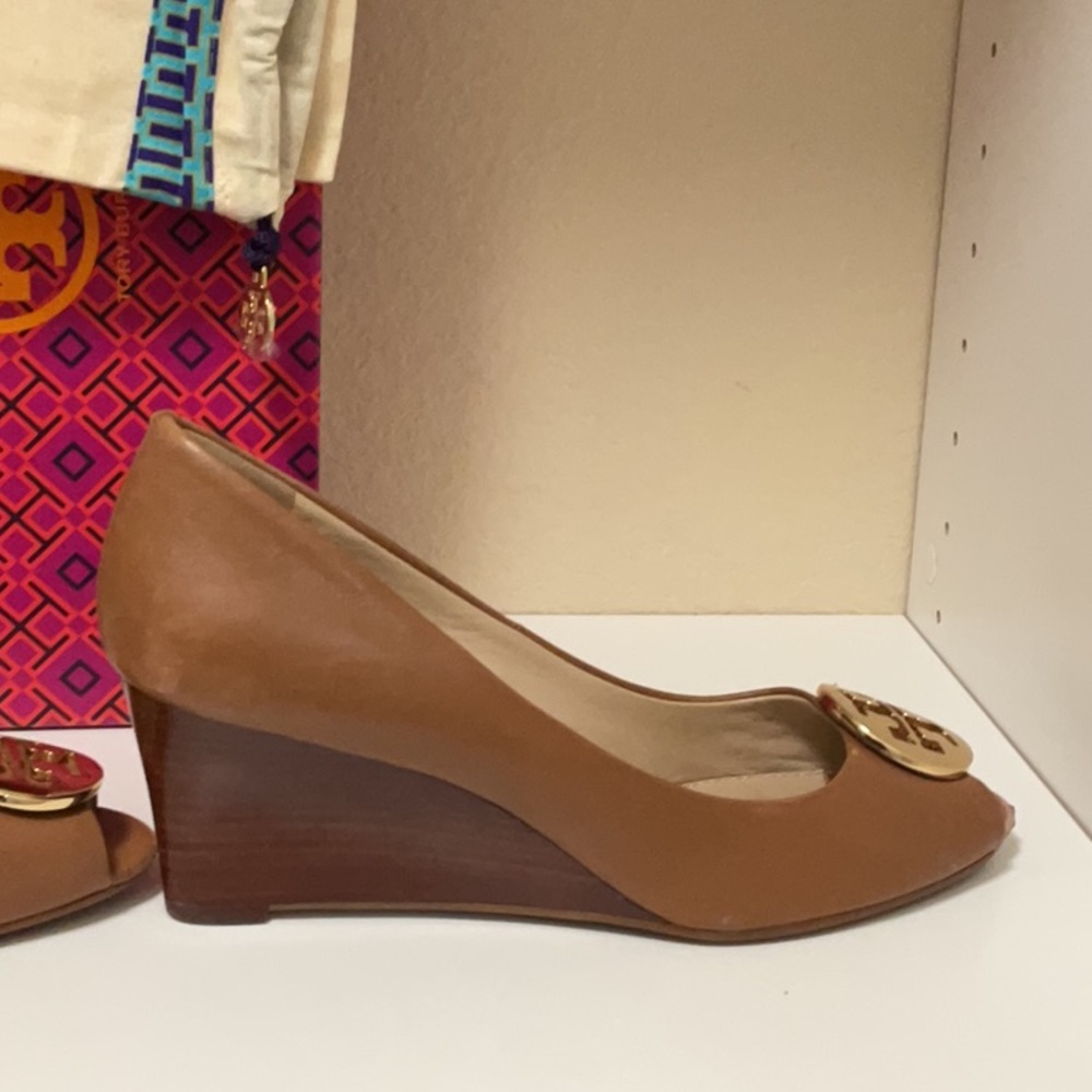Tory Burch Kara 65 MM wedge size 8 Royal Tan with Peek a boo toe w/ box & bag - Picture 5 of 7
